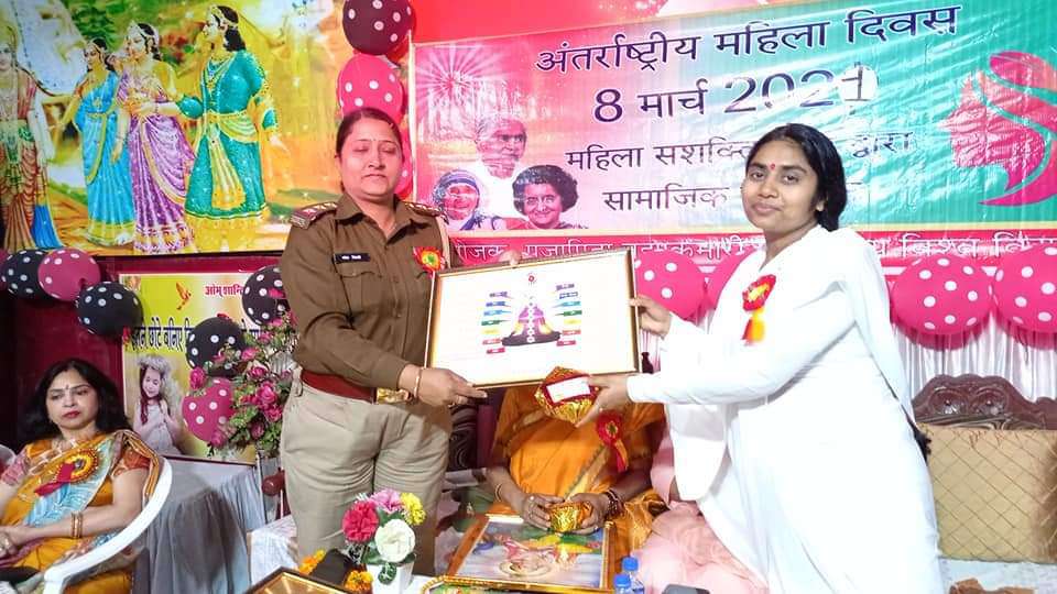 महिला दिवस पर सभी महिलाओं को किया सम्मानितआयोजक: बीके रोशनी दीदी ( हरदोई UP)