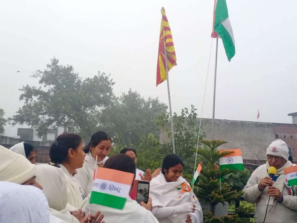 Independence Day 2021 : 15 अगस्त के अवसर पर झंडा फहराकर किया कार्यक्रम Bk Roshni didi ji