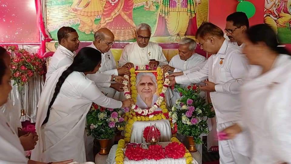 दादी जानकी को श्रद्धा सुमन अर्पित करते हुए सभी ब्राह्मण वत्स