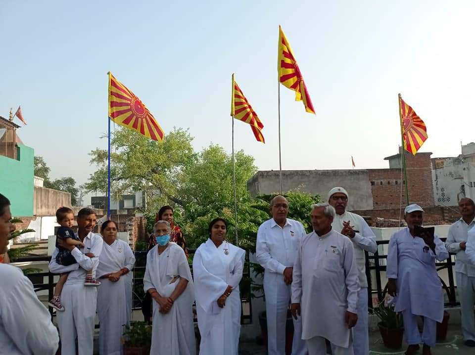 शिवरात्रि पर्व पर शिव का ध्वज फहराते हुए सभी ब्राह्मण आत्माएं