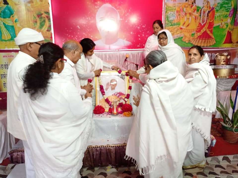 दादी गुलजार को श्रद्धांजलि अर्पित करते हुए सभी ब्राह्मण वत्स