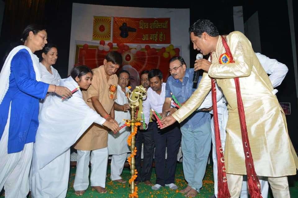 शिव  शक्तियॉं आ गई प्रेक्षागृह में प्रोग्राम संगीत संध्या बीके अविनाश भाई Hardoi Brahma Kumaris (UP)