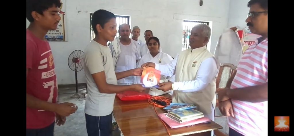 जेल में कैदियों के लिए कार्यक्रम कर्मों की गति पर बीके भगवान भाई जी हरदोई यूपी